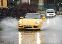 Bei nasser Fahrbahn ist Vorsicht geboten, da durch Aquaplaning eine erhöhte Unfallgefahr besteht. Deshalb: Fuss vom Gas und den Abstand zum Vordermann vergrössern. Foto: GP